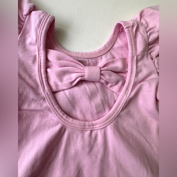 Squishy baby girl’s bodysuit with ruffled sleeves. Size 6M. - Picture 3 of 5